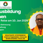 Eine kleine Gruppe von Teilnehmern während einer konzentrierten Yoga Ausbildung in der hellen Dr. Mishra Academy in Bremen.